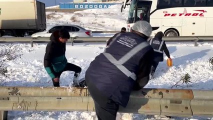 GAZİANTEP - TAG Otoyolu'nda mahsur kalanlara Büyükşehir Belediyesinden kumanya