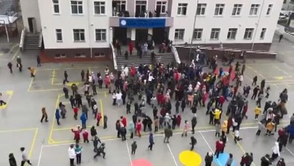 BÜYÜKÇEKMECE'DE ÖĞRENCİLERİN BAHÇEDEKİ KAR SEVİNCİ