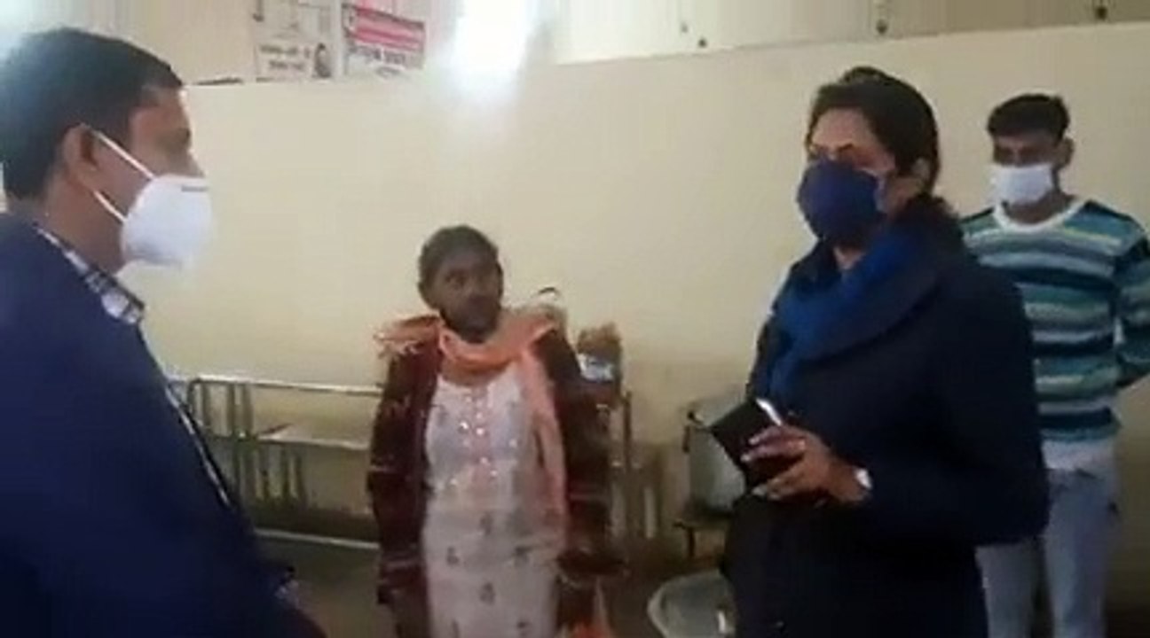 Video: कलक्टर ने किया प्राथमिक स्वास्थ्य केन्द्र का औचक निरीक्षण