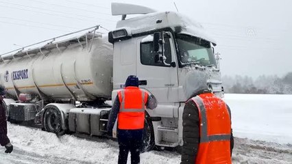 Bolu Dağı Tüneli geçişinde karda kayan araçlar ulaşımı aksatıyor