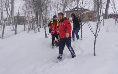Sağlık ekipleri, kardan yolu kapanan evdeki hamile kadını sedyeyle 1 kilometre taşıdı