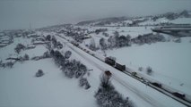 Drone - Kar nedeniyle ulaşımın aksadığı Bolu Dağı Tüneli geçişinde araç kuyruğu oluştu