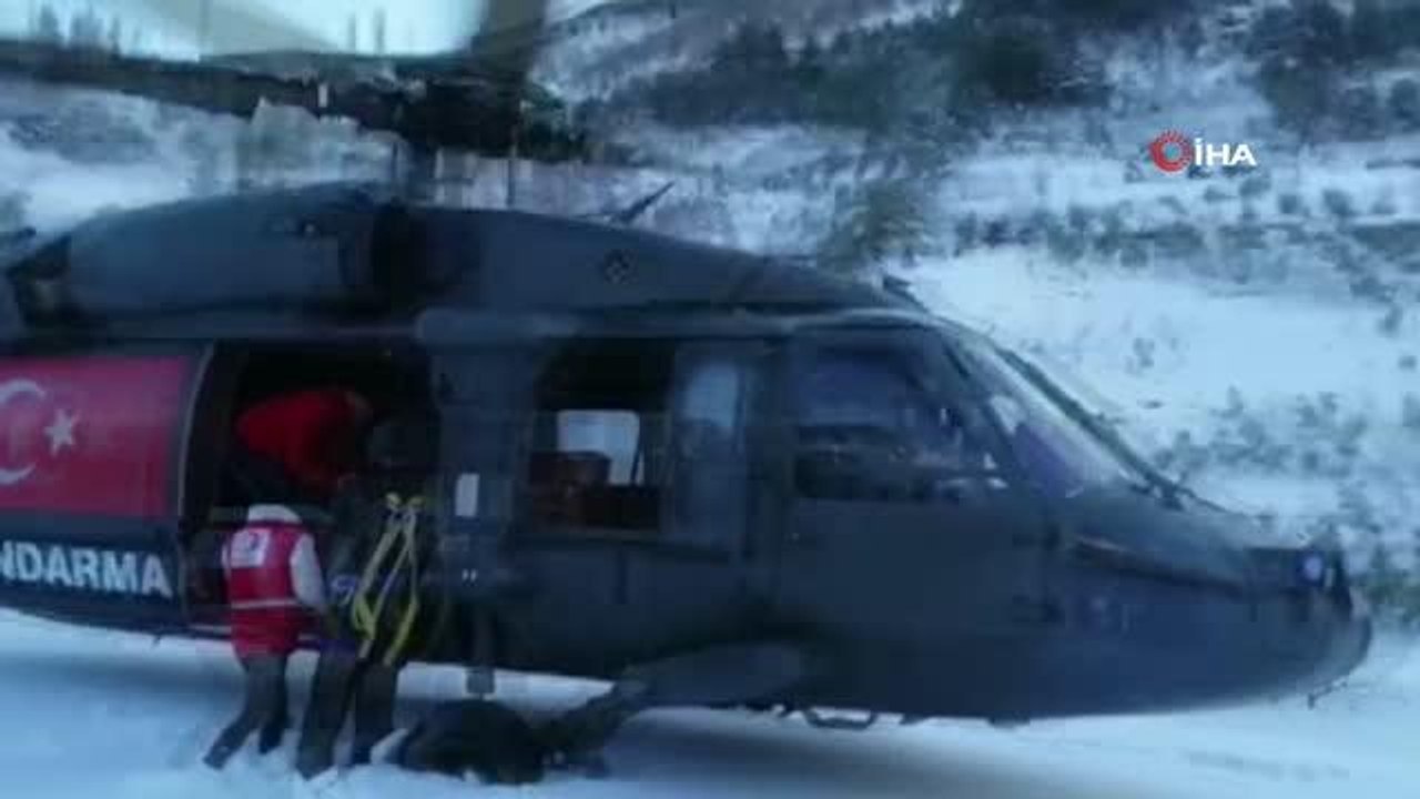 Gaziantep'te yolda mahsur kalan vatandaşlara jandarmadan kumanya ve yakıt yardımı