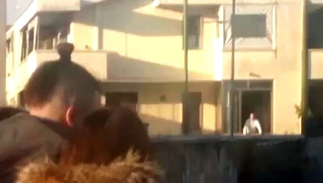 Torre del Lago, si barrica in casa e spara, pomeriggio di paura