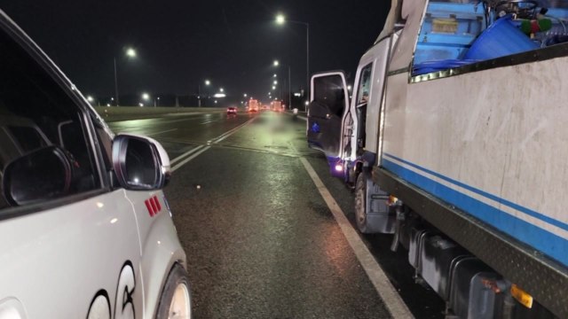 고속도로 갓길 정차한 화물차 기사, 다른 화물차에 치여 숨져 / YTN