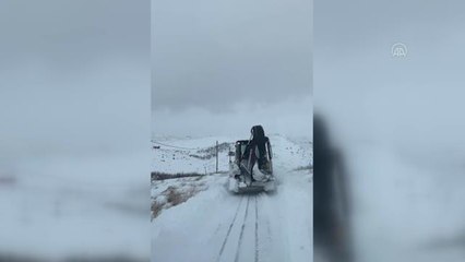 Kar nedeniyle mahsur kalan hastaya iş makinesiyle ulaşıldı