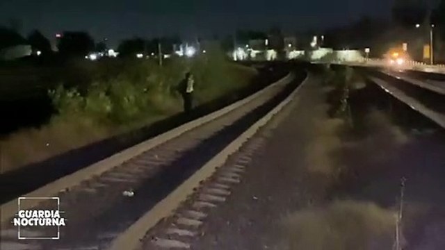 El conductor de un automóvil terminó atascado a un costado de las vías del tren en Zapopan