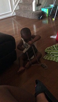 Si jeune et déjà voleur... bébé pris en flag