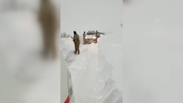 Yolu kapanan kırsal mahalledeki hastaya paletli ambulansla ulaşıldı