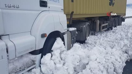 Kahramanmaraş - Gaziantep Otobanında tırlar yol kenarında bekliyor
