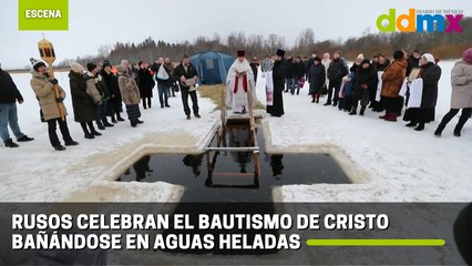 Rusos celebran el Bautismo de Cristo bañándose en aguas heladas