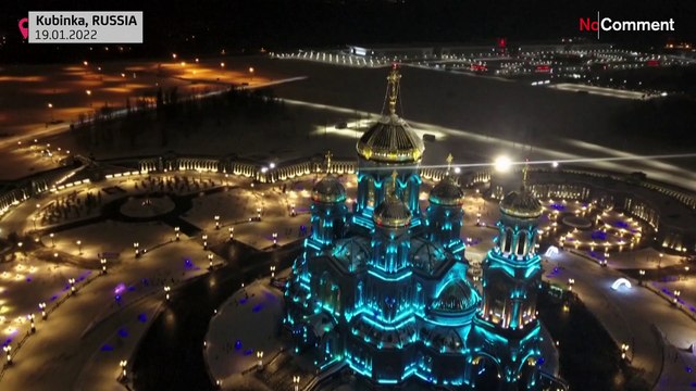 Rusya'da Ortodoks Hristiyanlar, buzla kaplı suya girerek Epifani Bayramı'nı kutladı