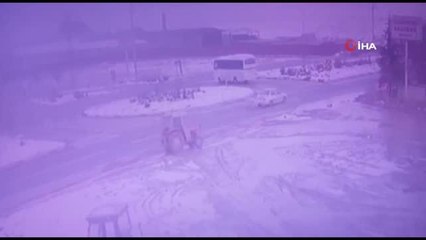 Tırın çarptığı traktör paramparça oldu