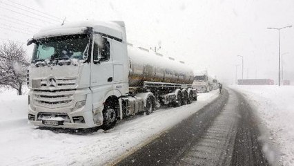 BOLU'DA D-100 VE TEM'İN KAPANAN ANKARA YÖNLERİ ULAŞIMA AÇILDI