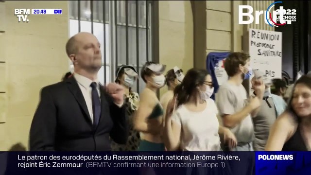 Vacances de Jean-Michel Blanquer à Ibiza: des manifestants dansent devant le ministère de l'Éducation nationale