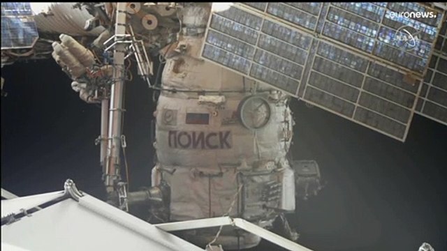 Россияне вышли в открытый космос