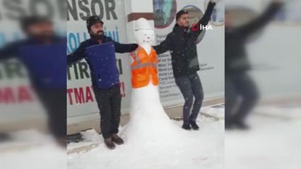 Kardan adamı giydirip birlikte halay çektiler