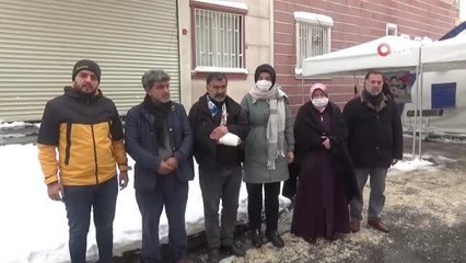 Evlat hasreti çeken aileler kar altında nöbette