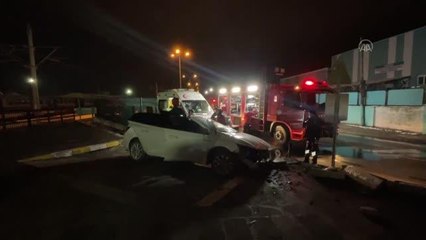 Tren istasyonunun duvarına çarpan otomobilin sürücüsü yaralandı