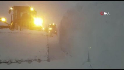 Karda mahsur kalan aileyi ekipler kurtardı