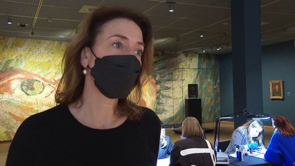 Protesto transforma Museu Van Gogh em salão de beleza