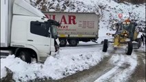 Ağır tonajlı araçlar yolda kaldı... Artvin-Ardahan yolu ulaşıma kapandı