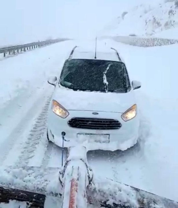 Son dakika haber... Diyarbakır'da yolda kalan polisleri vatandaş traktörüyle kurtardı