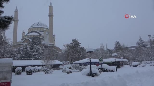 Bingöl'de kar esareti: Araçlar kara gömüldü, 281 köy yolu ulaşıma kapandı