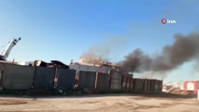 Kartal açıklarında karaya oturan gemide yangın çıktı