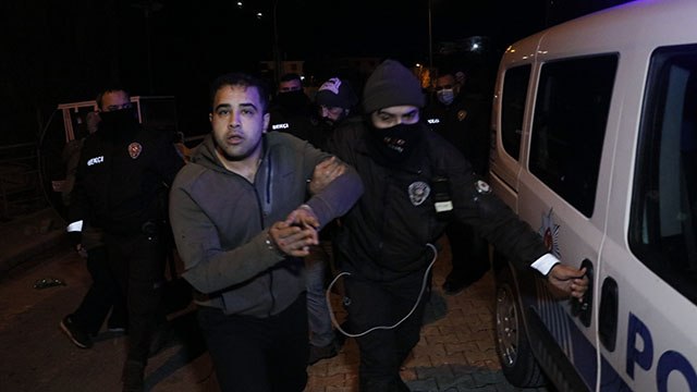 Boşanma aşamasındaki eşinin evini bastı,gazetecilere tepki gösterdi