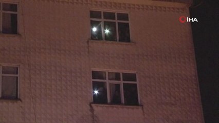 Ataşehir’de yanan daireyi arkalarına alıp selfie çekildiler