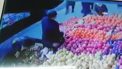 Elma seçerken telefonundan oldu...'Pes' dedirten hırsızlık kamerada