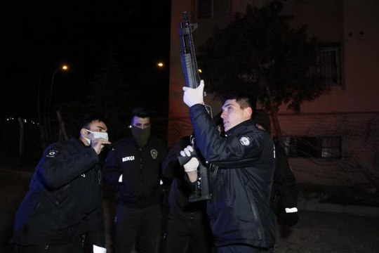 Boşanma aşamasındaki eşinin evini bastı, gözaltına alınırken sigara içip gazetecilere tepki gösterdi