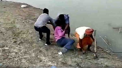 Video: वैक्सीनेशन के डर से बलिया में नाविक ने स्वास्थ्यकर्मी को उठाकर पटका, दूसरा पेड़ पर चढ़ा