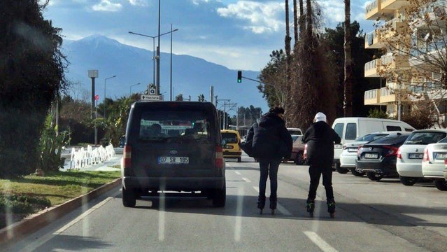 Araca tutunan patenli arkadaşına sarılarak kazaya davetiye çıkardı