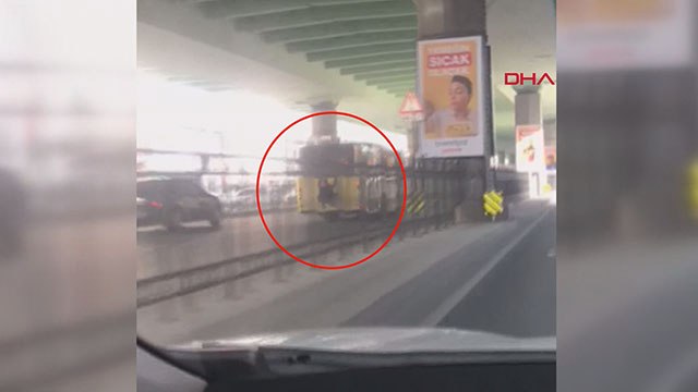 İETT otobüsünün arkasında 'Örümcek Adam' yolculuğu