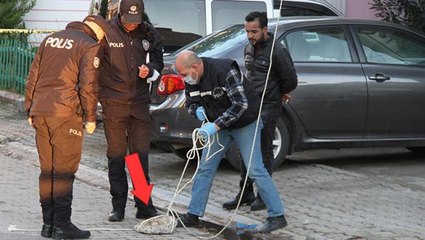 Rüzgarın etkisiyle çatıdan aşağı uçan 10 kiloluk taş, yoldan geçen kadını canından etti