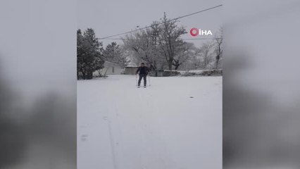 Okul yolunu kayak pistine çeviren öğretmen, kayarak okula gidiyor