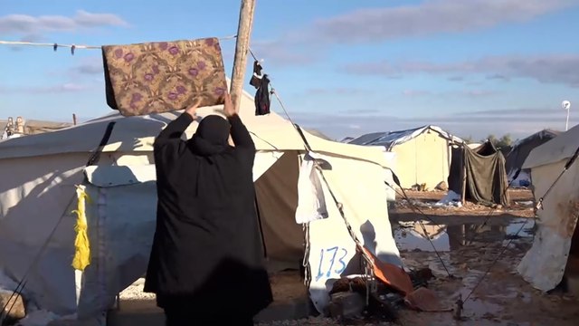 البرد والعواصف الثلجية يضاعفان معاناة النازحين السوريين