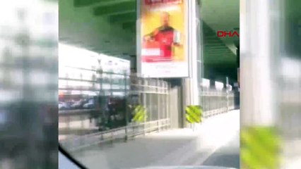 İETT otobüsünün arkasında tehlikeli yolculuk