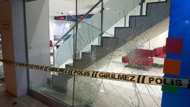 ÇÖP KOVASIYLA BANKA ŞUBESİNİN CAMLARINI KIRDI