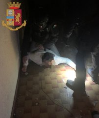 Torre del Lago, finisce l'incubo: l'uomo barricato si arrende