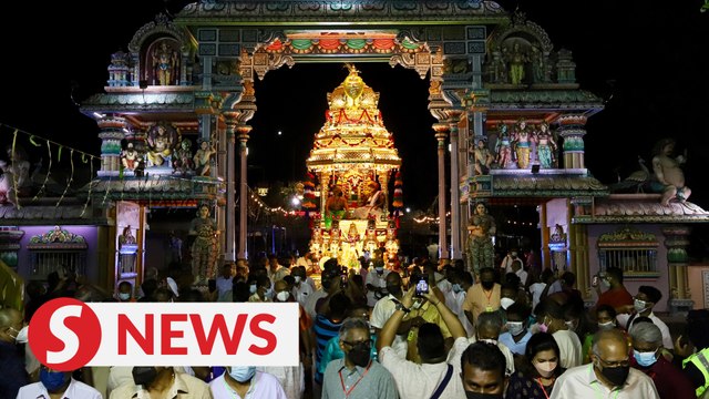Large crowd delays return of chariots to Penang temple