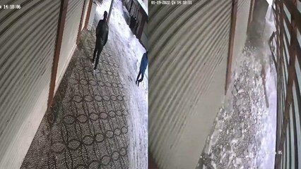 Kardan çöken tentenin altında kalmaktan kıl payı kurtuldu