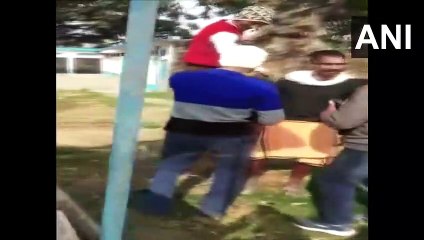 "தடுப்பூசி போட்டுக்கமாட்டேன்.." மரத்தில் ஏறிய இளைஞர்! "சமத்து.. வாய்யா" சமாதானப்படுத்திய அதிகாரிகள்