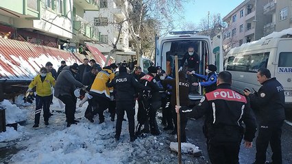 下载视频: Üzerine branda düşen kadın ağır yaralandı