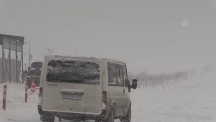 Van-Hakkari karayolunda kar ve tipi etkili oldu