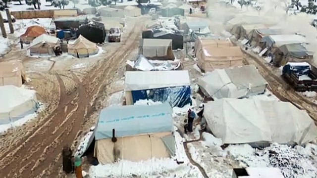 Tempestade de neve atinge campo de deslocados na Síria
