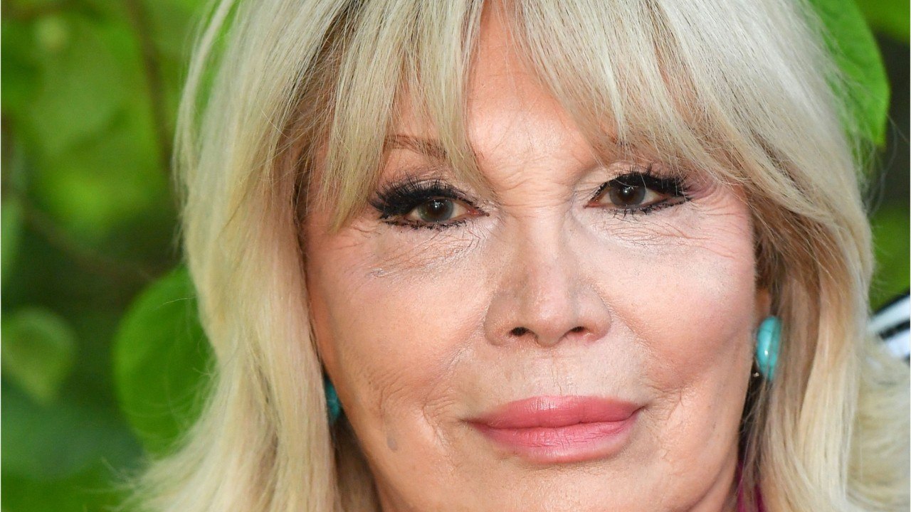 VOICI : Amanda Lear "opérée du coeur" : elle partage un cliché depuis son lit d'hôpital et donne de ses nouvelles