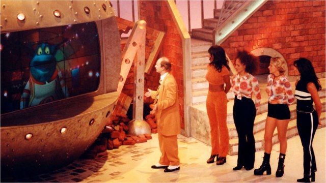 VOICI - Les Gafettes : que deviennent Line, Djémie, Rosa et Clarisse qui accompagnaient Vincent Lagaf' dans Le Bigdil ?